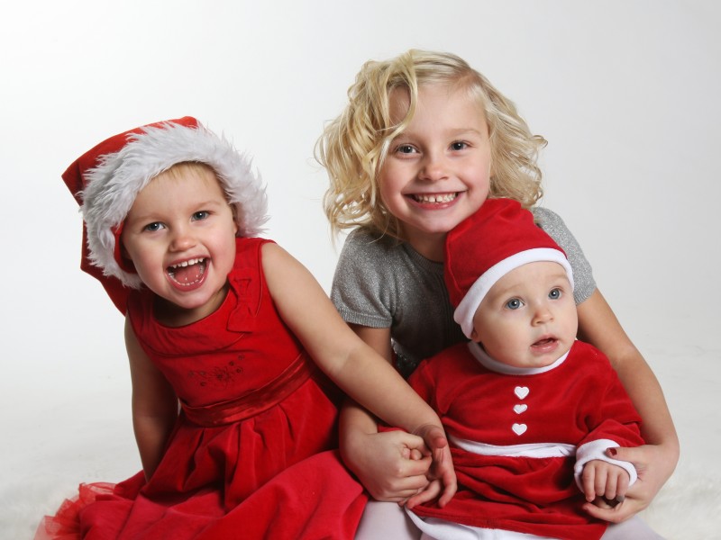 Julia, 6 år, Alicia, 3 år och Nathalie, 7 månader, Holmsund, önskar hela släkten en riktigt god jul.
